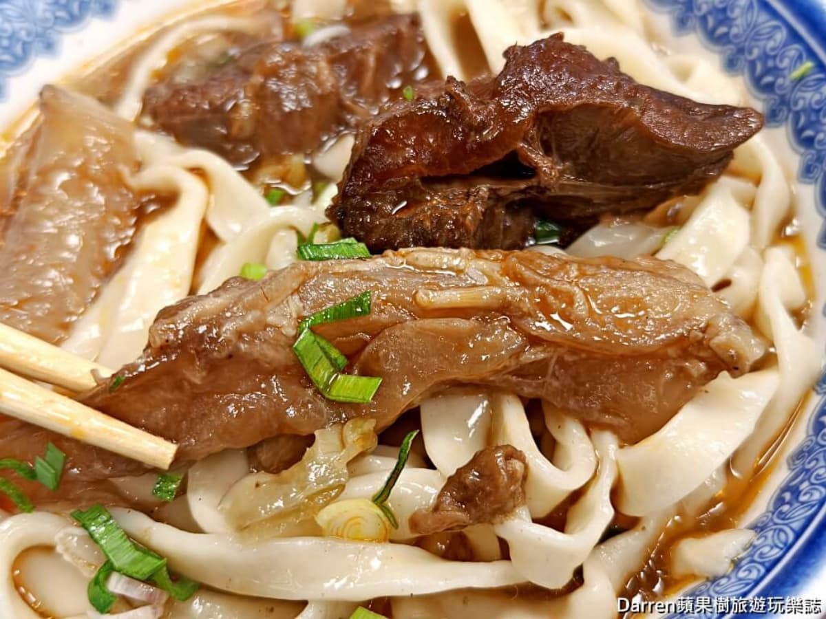 免費加湯、續麵吃到飽！70年「老字號牛肉麵」最低90元起，必嗑半筋半肉麵