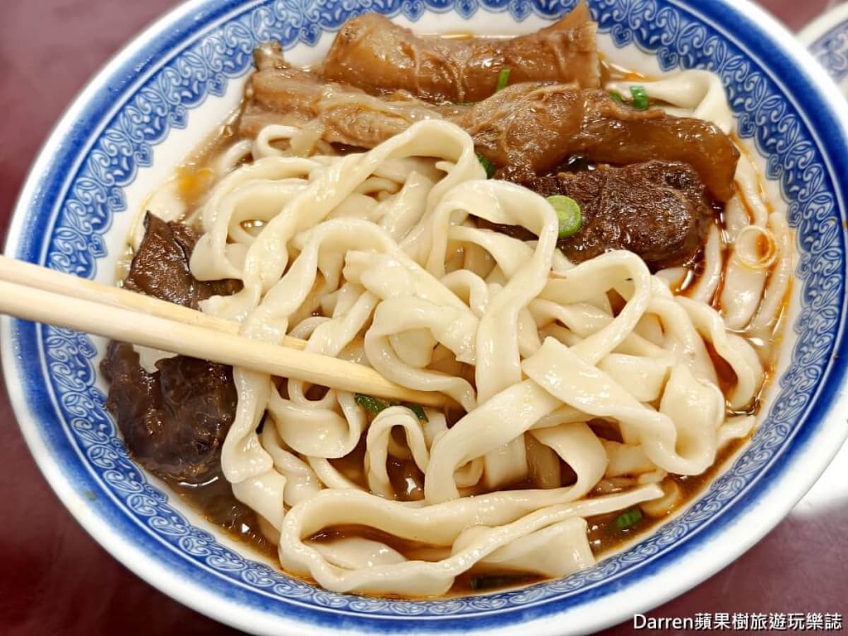 免費加湯、續麵吃到飽！70年「老字號牛肉麵」最低90元起，必嗑半筋半肉麵