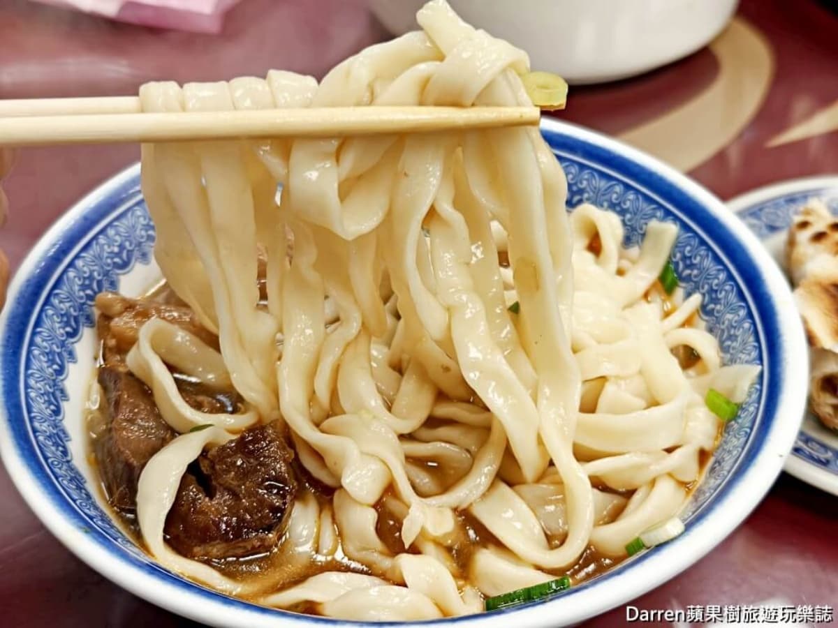 免費加湯、續麵吃到飽！70年「老字號牛肉麵」最低90元起，必嗑半筋半肉麵