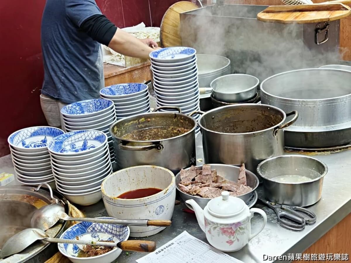 免費加湯、續麵吃到飽！70年「老字號牛肉麵」最低90元起，必嗑半筋半肉麵