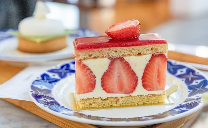 蛋糕櫃隨季節供應各種甜點。（圖片來源：小虎食夢網）