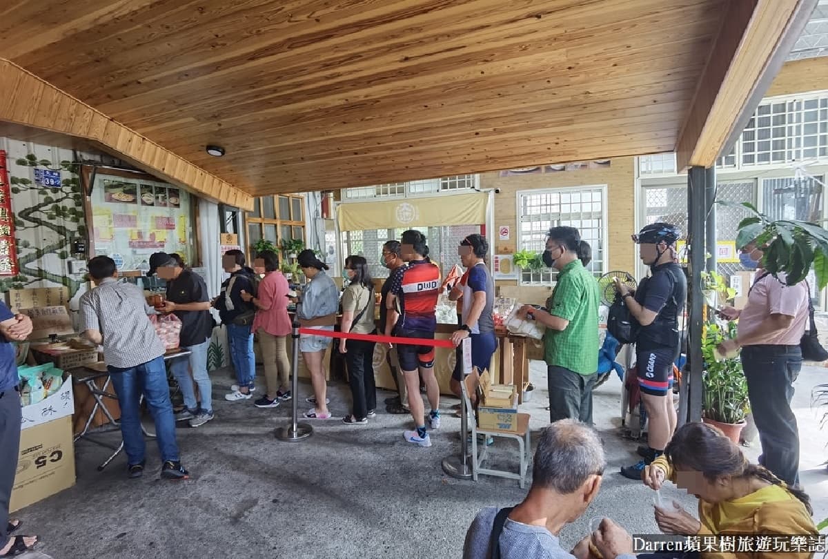 這款早餐太狂！「柴燒豆皮」開店就排隊，古早味豆花、豆漿也必點