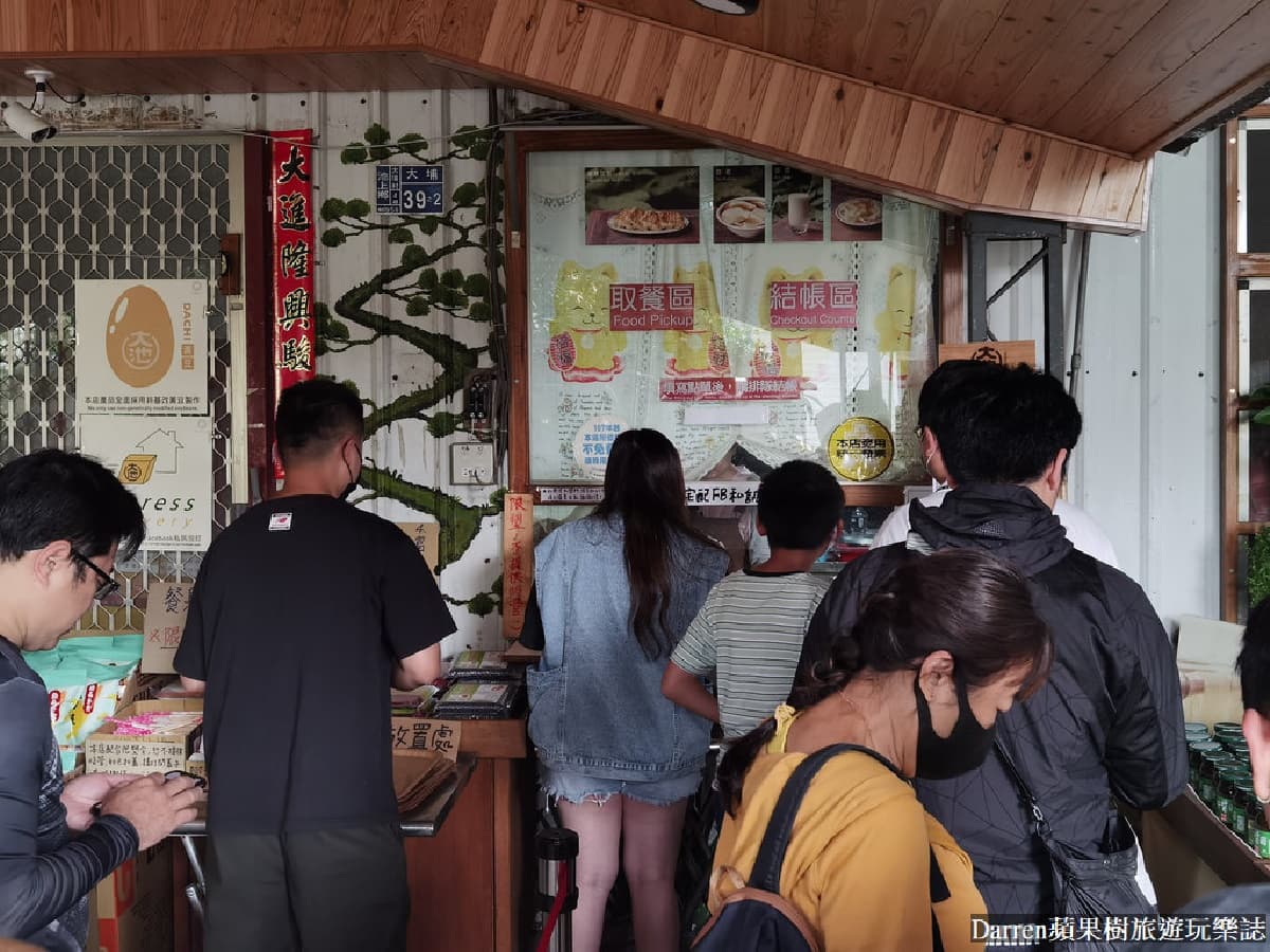 這款早餐太狂！「柴燒豆皮」開店就排隊，古早味豆花、豆漿也必點