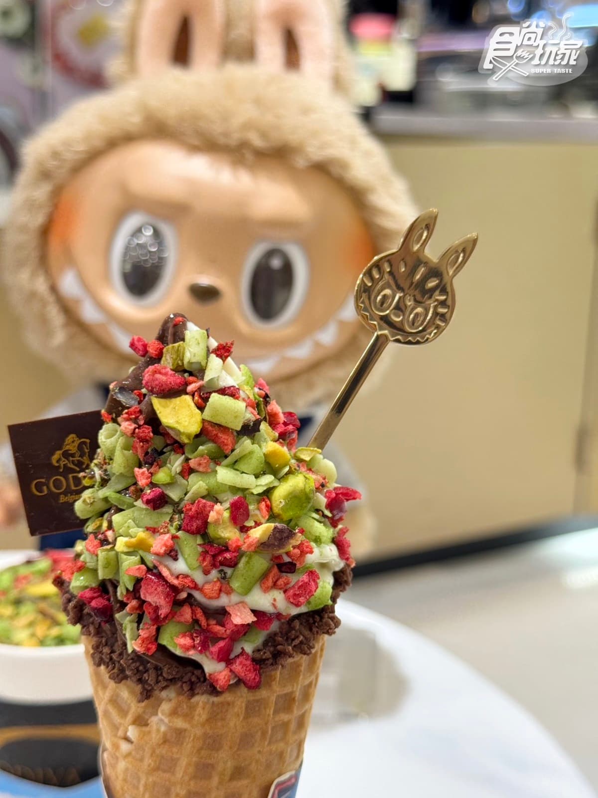 LABUBU霜淇淋開賣！「GODIVAｘLABUBU」奶昔、霜淇淋登場，超Q金湯匙免費送
