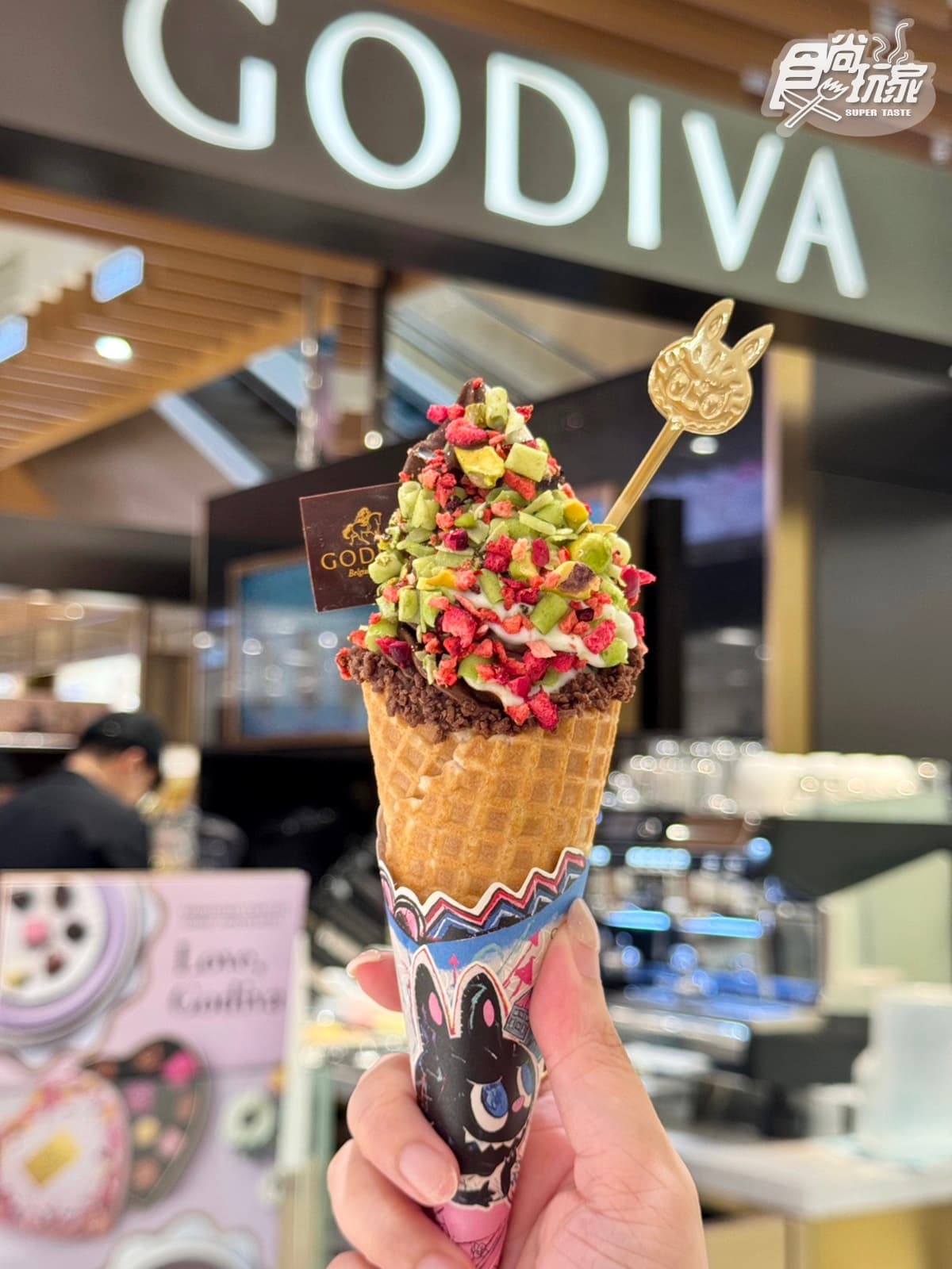 LABUBU霜淇淋開賣！「GODIVAｘLABUBU」奶昔、霜淇淋登場，超Q金湯匙免費送