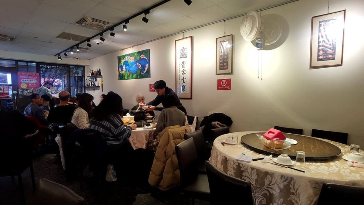 小酌之家桌菜只有５張桌子，想吃需提早預約。（圖片來源：DARREN蘋果樹旅遊玩樂誌）
