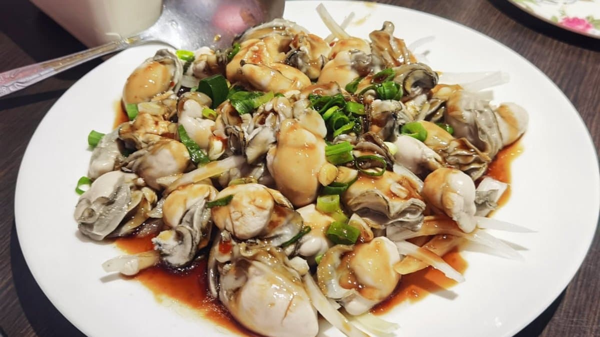 蒜泥鮮蚵，光是目視看到蚵仔就有夠大顆。（圖片來源：DARREN蘋果樹旅遊玩樂誌）