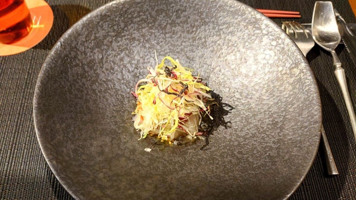 北海道生食級干貝和東港黑鮪魚， 放上生高麗菜絲。（圖片來源：Jeremy以食為天）
