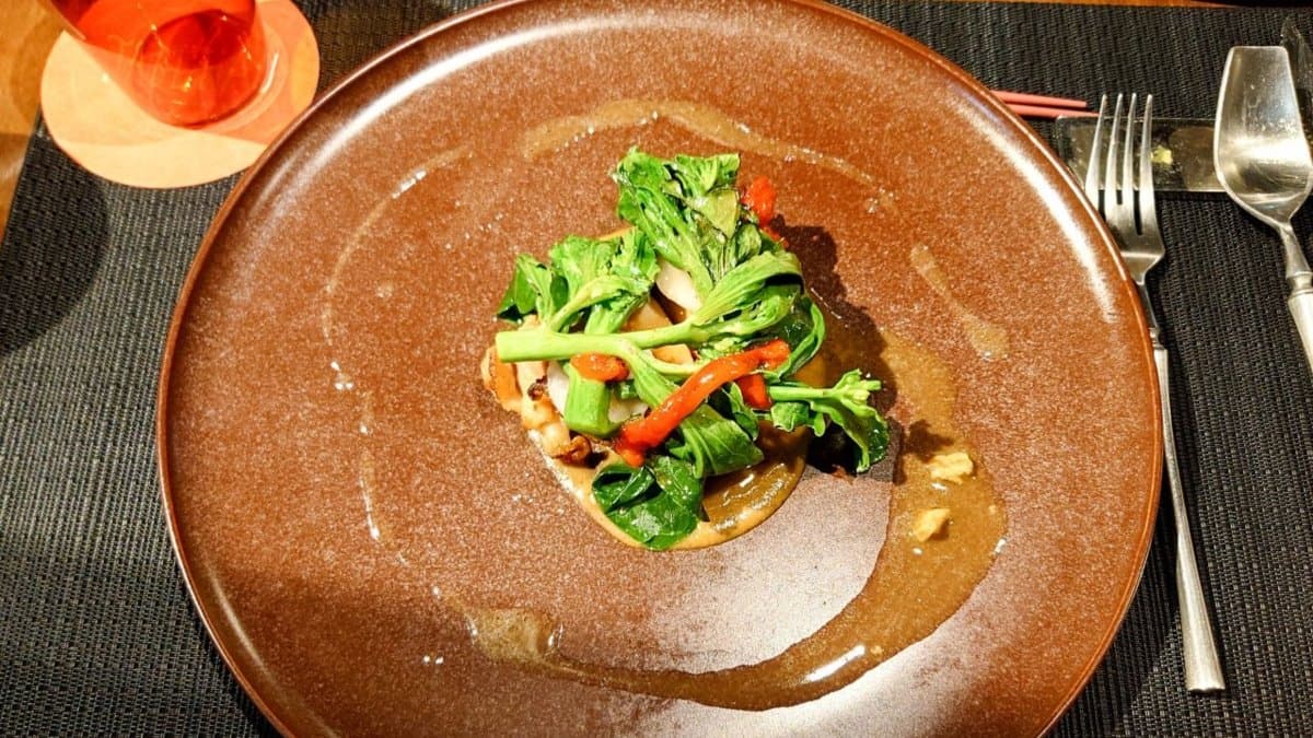 雞肉底下搭配脂味肝醬，擺上芥藍花和油封甜椒。（圖片來源：Jeremy以食為天）