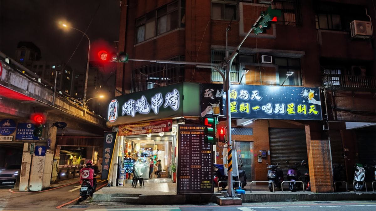 熾燒串烤大同店就在桃園火車站附近，營業到半夜是消夜聚餐好選擇。（圖片來源：帆帆貓A幸福旅行台）