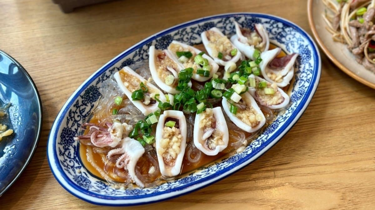 「金蒜蒸中卷」靈感來自於辦桌常見的蒜蓉蒸蝦。（圖片來源：洋洋的吃喝玩樂）