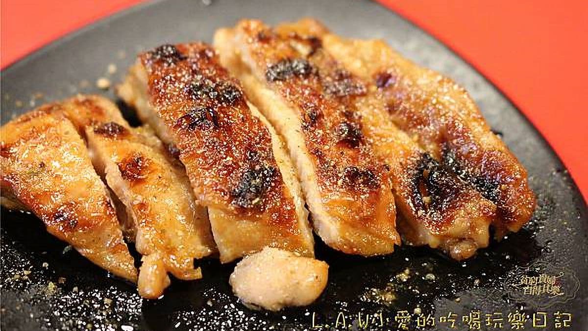 雞腿肉烤得金黃香脆，雞肉還保持軟嫩多汁。（圖片來源：貧窮貴婦小愛的吃喝玩樂育兒日記）
