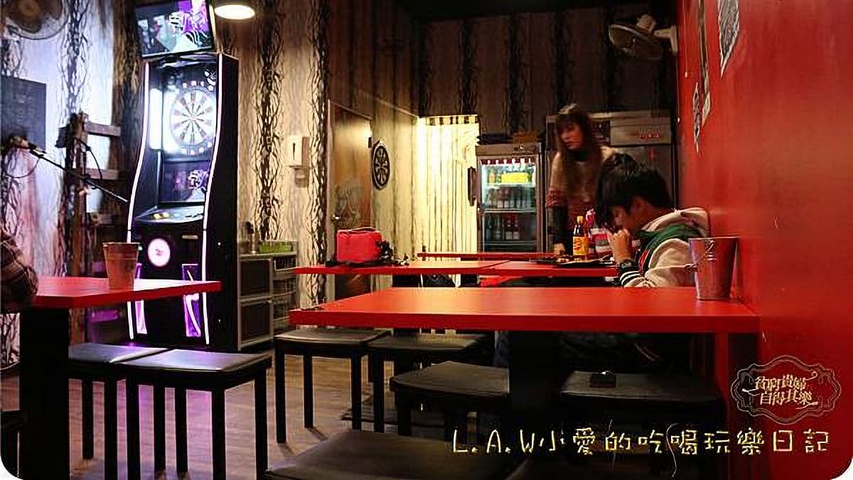 串燒小站很有居酒屋的風格，還可以射飛鏢很好玩。（圖片來源：貧窮貴婦小愛的吃喝玩樂育兒日記）