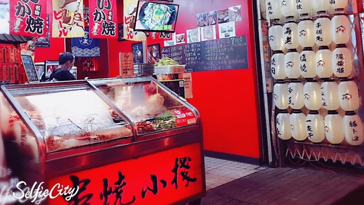 串燒小棧不只是路邊攤，更可以內用哦。（圖片來源：串燒小棧粉絲團）