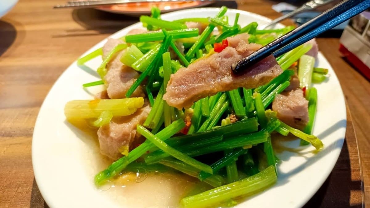 芋頭炒芹菜，很特別的組合。（圖片來源：Nancy將的生活筆計本）