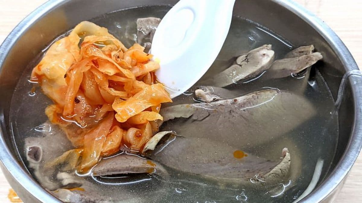 桌子上面都會有一盆辣菜，一定要加很好吃喔。（圖片來源：老皮嫩肉的流水帳生活）