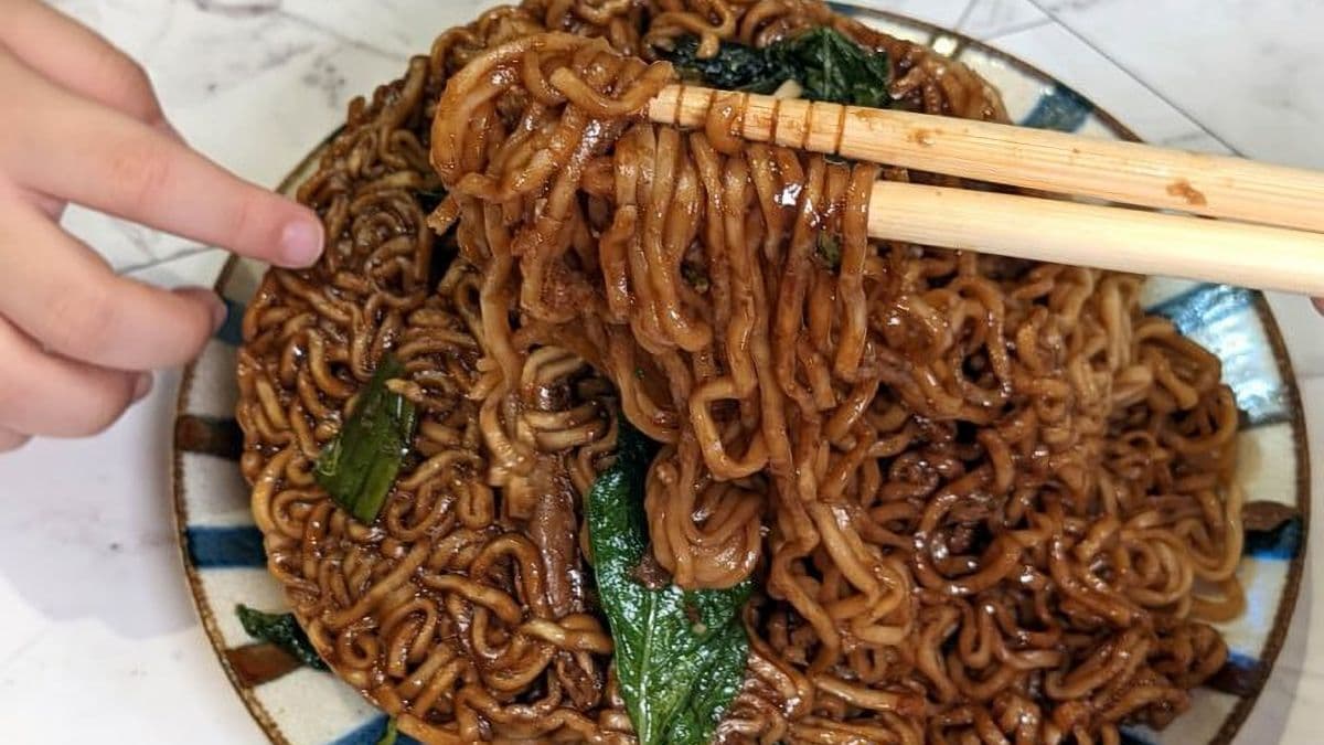 最推的是炒泡麵！把滷味顏色整個滷進科學麵裡，不死鹹好吃。（圖片來源：老皮嫩肉的流水帳生活）