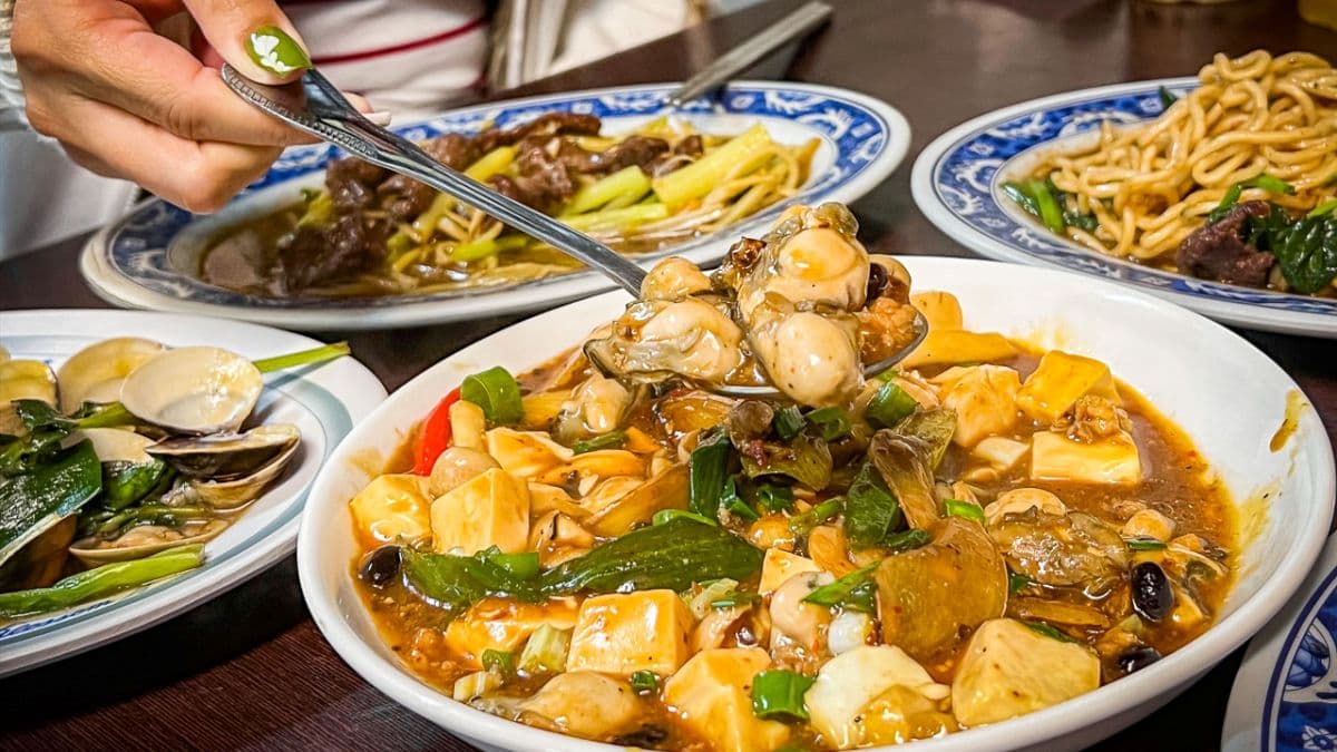 豆鼓鮮蚵走重口味路線，很適合配白飯。（圖片來源：大手牽小手。玩樂趣）