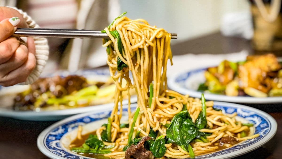 牛肉炒麵是沙茶口味的，麵體軟Q又很容易吸附醬汁，牛肉吃起來很嫩。（圖片來源：大手牽小手。玩樂趣）