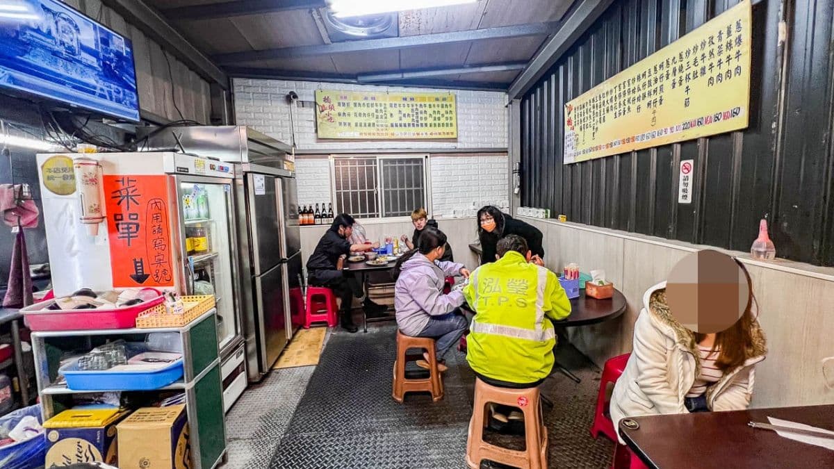 內用區座位不多，維持的很乾淨。（圖片來源：大手牽小手。玩樂趣）