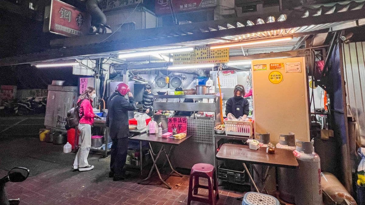 橋頭小吃就位在中壢區延平路，目前店面前是沒有招牌很容易錯過。（圖片來源：大手牽小手。玩樂趣）