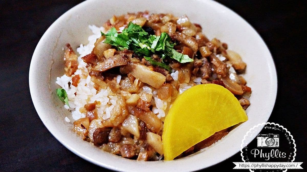 魯肉飯的魯肉感覺是手切魯肉，肥瘦各半配著白飯大口吃下非常滿足。（圖片來源：相片中的菲莉絲）