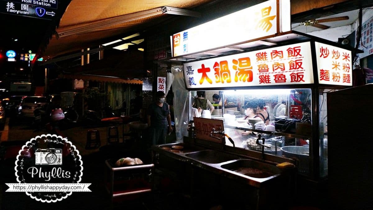 小店復古的外觀，昏暗的燈光很容易錯過。（圖片來源：相片中的菲莉絲）