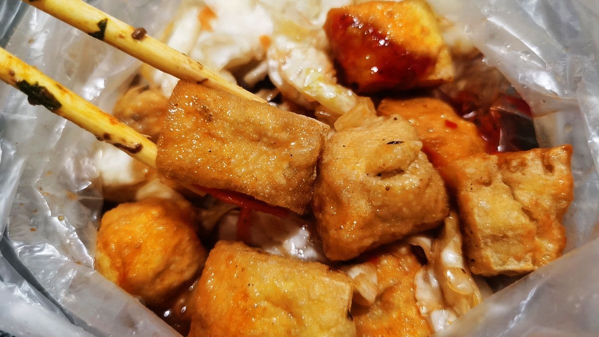 臭豆腐是一小塊一小塊的，豆腐外皮微濕潤咬下去會爆汁。（圖片來源：DARREN蘋果樹旅遊玩樂誌）