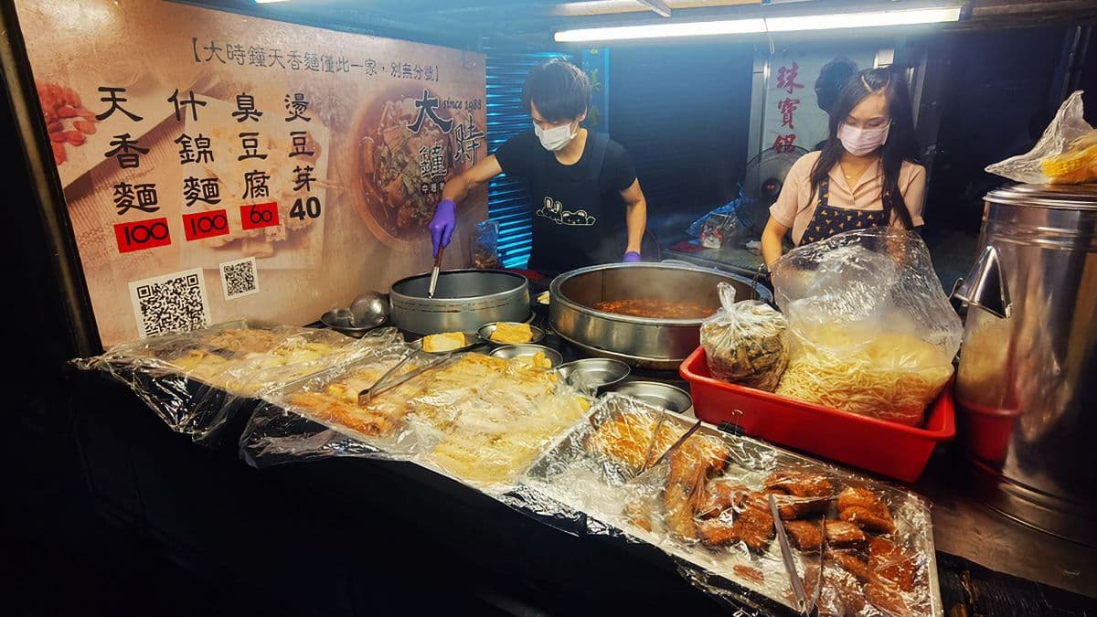 大時鐘天香麵以素食為主有天香麵、什錦麵、臭豆腐、燙豆芽等。（圖片來源：DARREN蘋果樹旅遊玩樂誌）