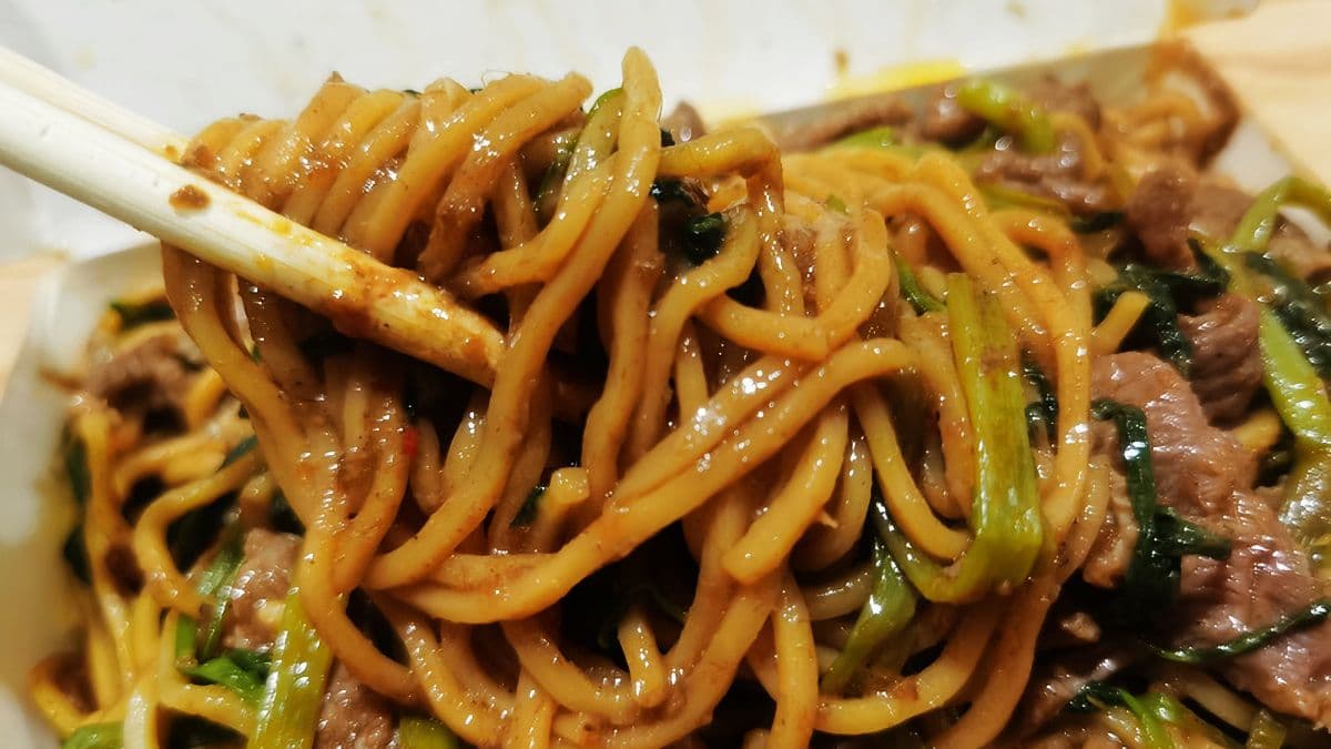 羊肉炒麵麵條有著濃濃沙茶味。（圖片來源：DARREN蘋果樹旅遊玩樂誌）