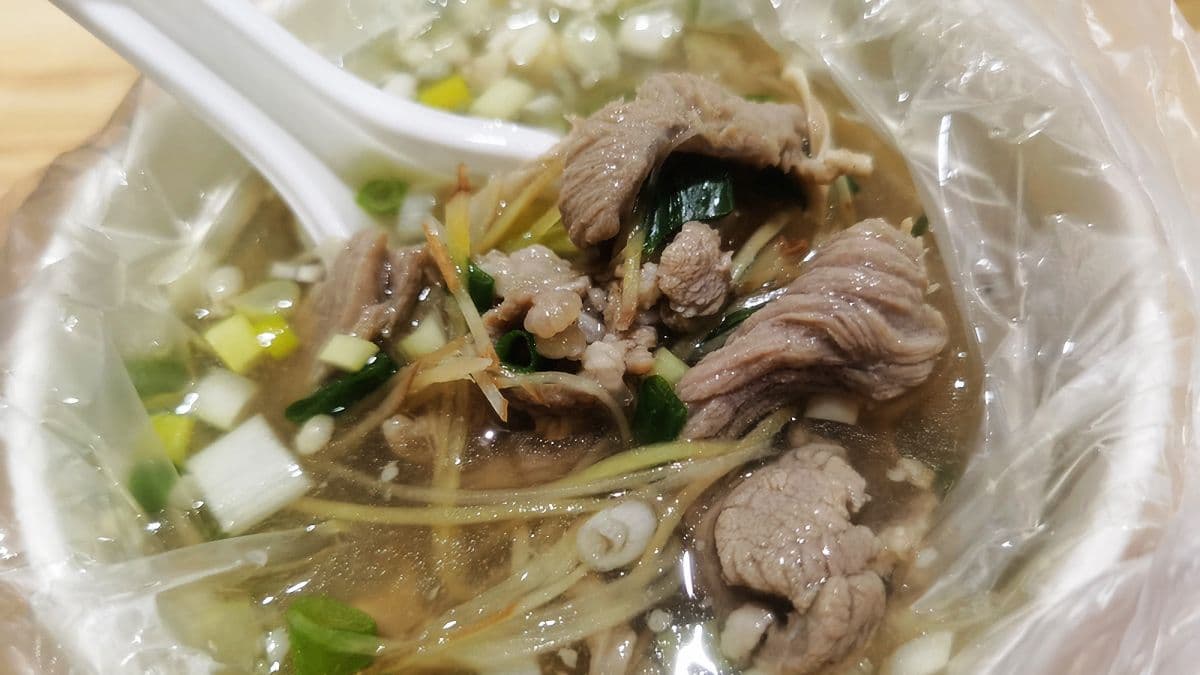 羊肉湯湯頭清甜，裡頭的羊肉也不少。（圖片來源：DARREN蘋果樹旅遊玩樂誌）