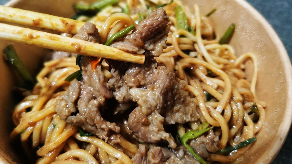 羊肉軟嫩入味略帶點嚼勁好吃，建議加點小辣會更好吃。（圖片來源：DARREN蘋果樹旅遊玩樂誌）