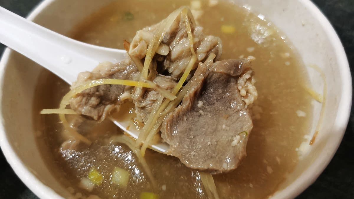 羊肉湯有加入薑絲和蔥花提味去腥，喝起來暖心又暖胃。（圖片來源：DARREN蘋果樹旅遊玩樂誌）