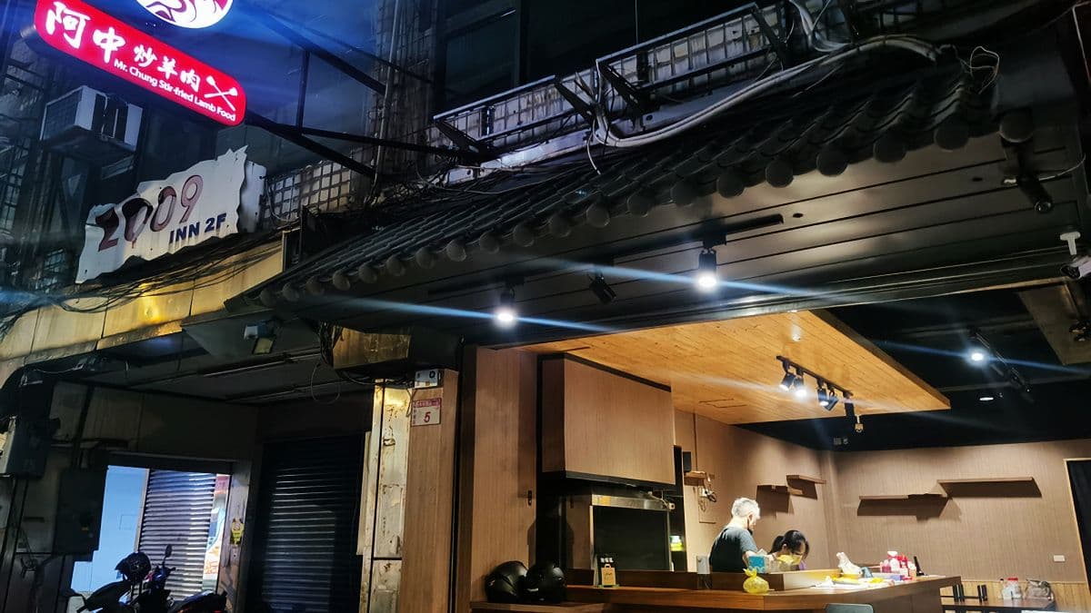 阿中炒羊肉應該是不少人知道的中壢深夜食堂。（圖片來源：DARREN蘋果樹旅遊玩樂誌）