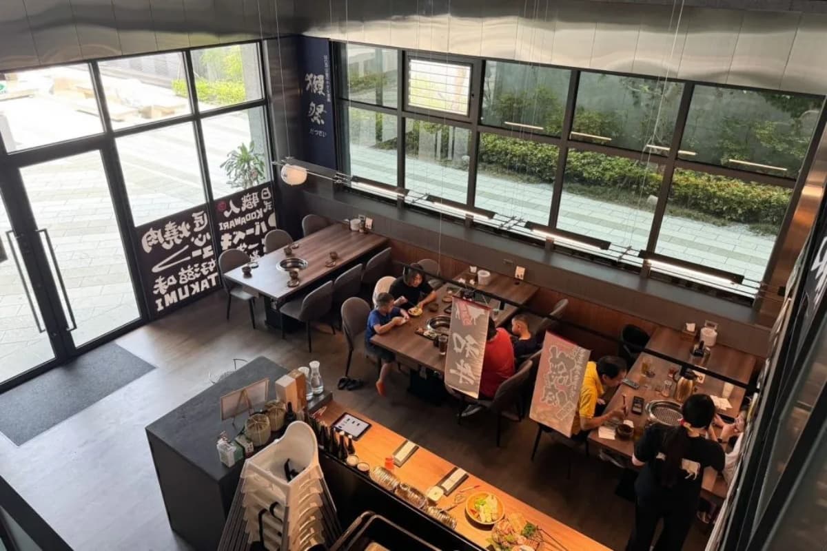 上野村日式燒肉專門店室內為挑高２層樓的座位區，寬敞舒適。（圖片來源：肉依小姐吃什麼）