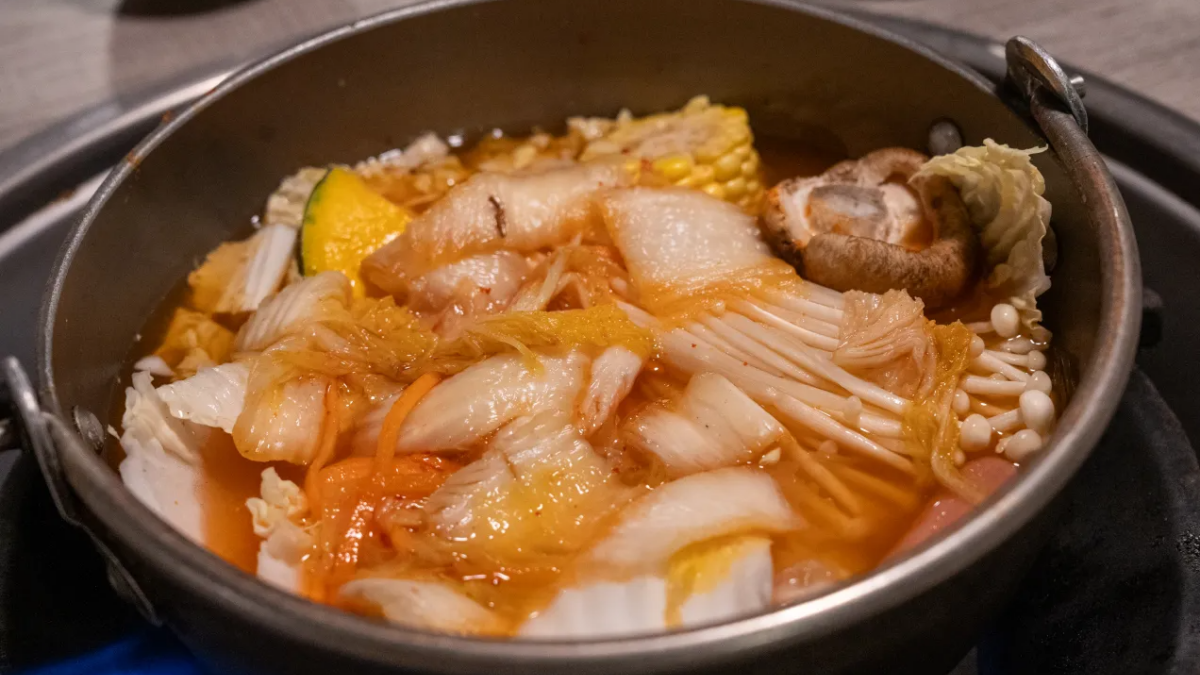 提供火烤兩吃，火鍋有原味、昆布以及泡菜鍋風味。（圖片來源：勞鼠探世界）
