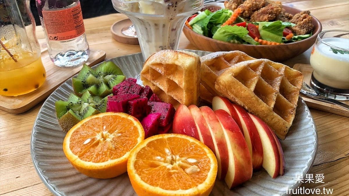 「綜合冰淇淋鬆餅」外微酥內鬆軟，很香很好吃。（圖片來源：果果愛 Fruitlove）