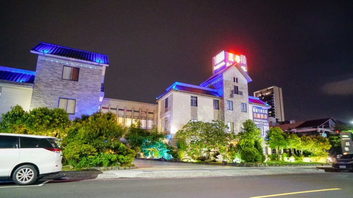 麗馨汽車旅館到了夜晚絢麗繽紛。（圖片來源：野田咩美食書國）