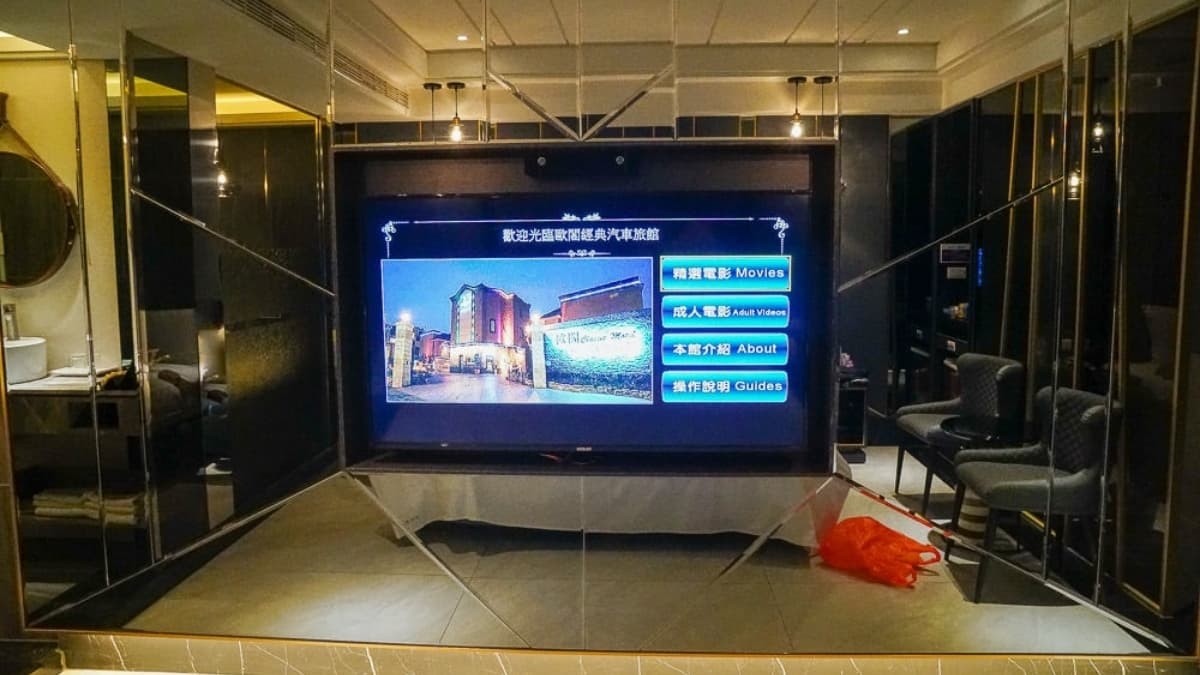 55吋的液晶電視真的有霸氣。（圖片來源：野田咩美食書國）