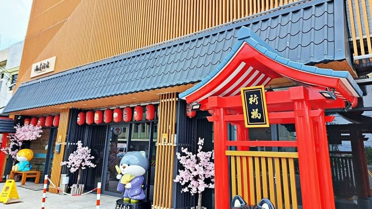 外觀將神社氛圍、櫻花樹和大型公仔裝置完美融合。（圖片來源：妮妮女王的美食旅遊親子後花園）
