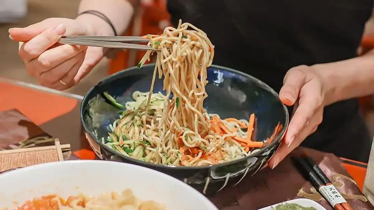涼麵是店內的招牌之一，手工製作的涼麵口感彈牙。（圖片來源：三歲小草）