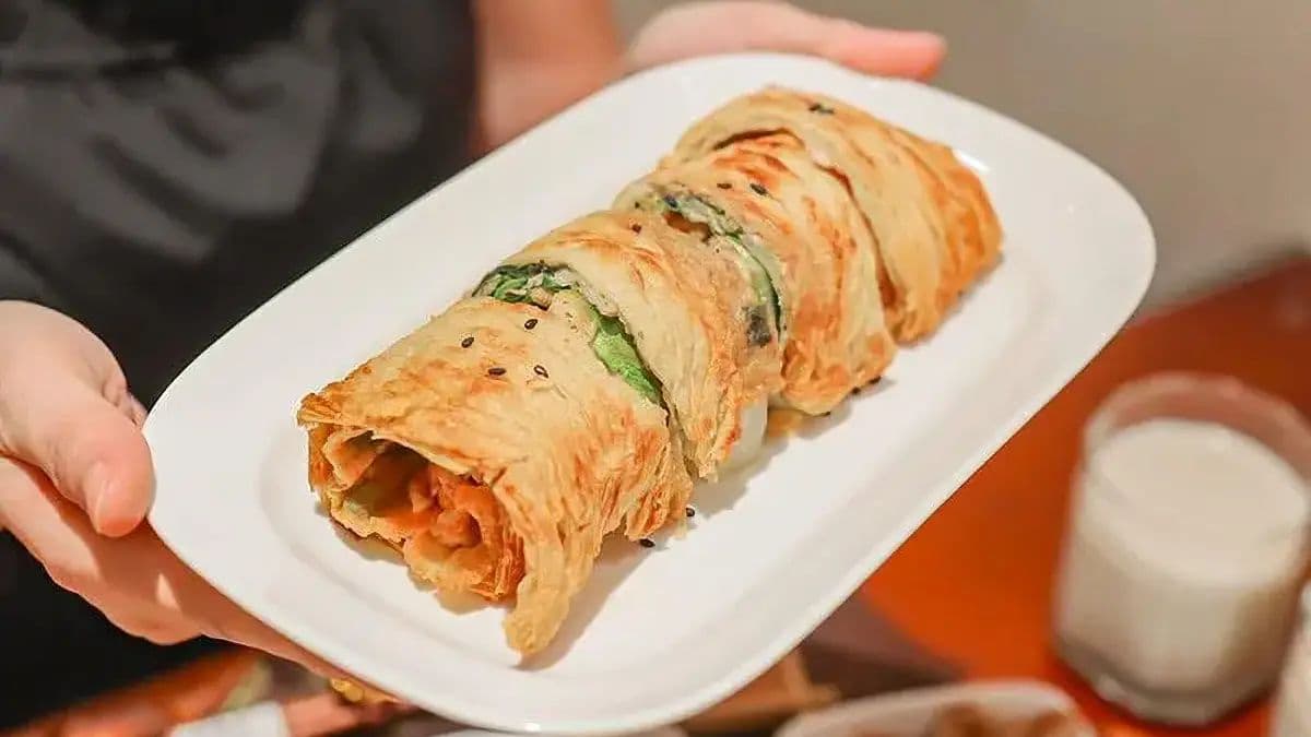 酥皮豆包捲用九層塔蔥蛋作為中間鋪陳，吃起來外酥內嫩很推薦。（圖片來源：三歲小草）