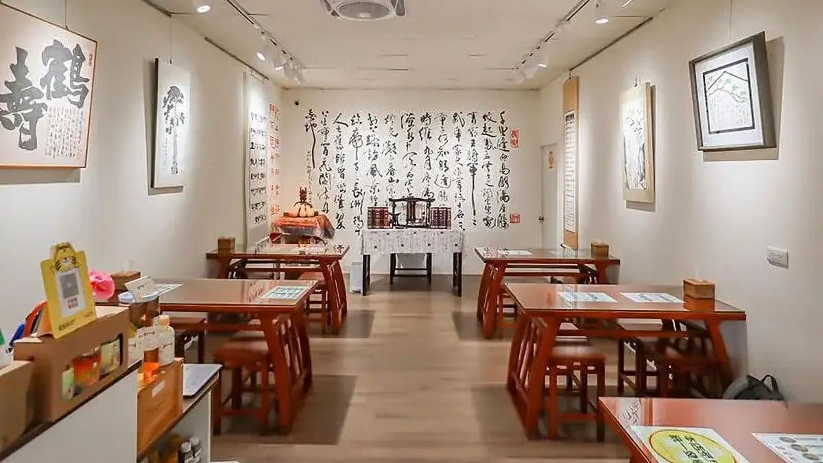 店內古色古香的私塾桌椅映入眼簾，每一件木雕作品都精雕細琢，中國風味十足。（圖片來源：三歲小草）