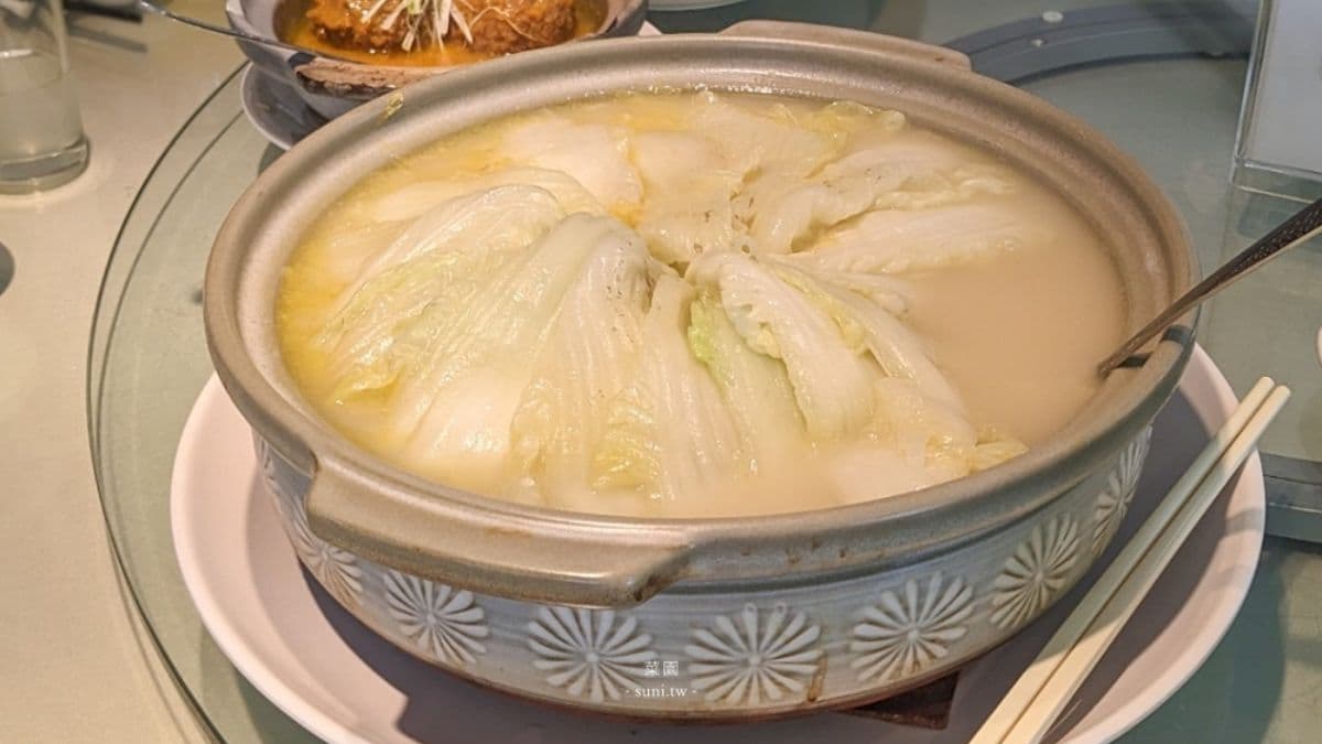 白菜燉雞鍋使用豬腳、京華火腿、半雞下去熬煮而成，湯頭非常鮮美。（圖片來源：美食旅遊生活分享。欣晴）