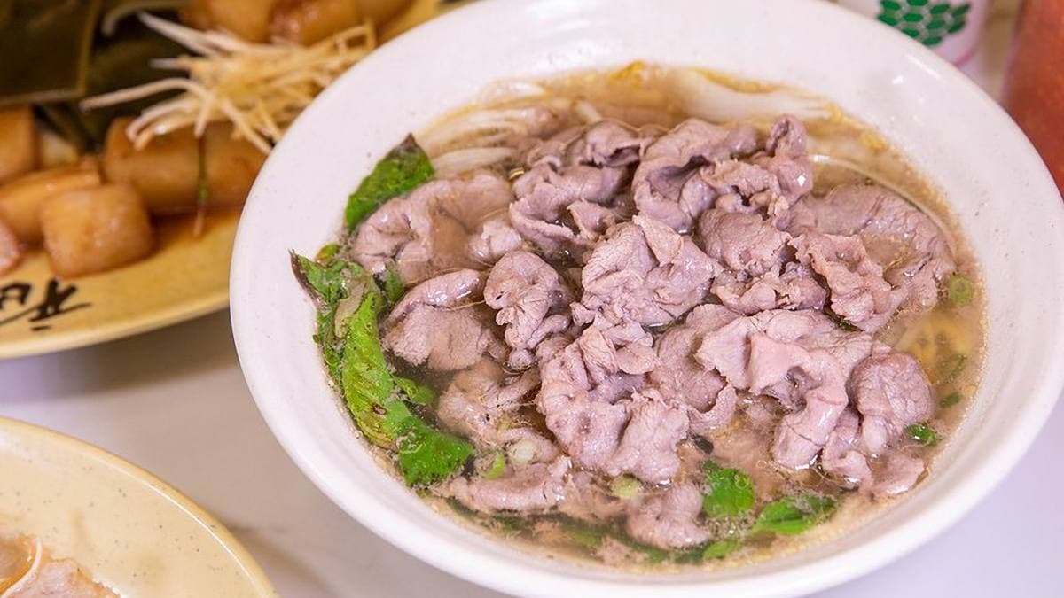 清燉牛肉麵比較像是越南口味的，牛肉片分量十足。（圖片來源：小虎食夢網）