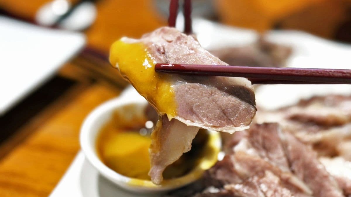 桔醬酸甜果韻和本地黑毛豬肉的鮮美絕配！（圖片來源：JUN 享樂誌｜HEDONIST JUN）