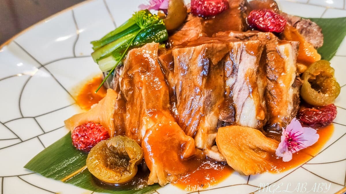 「蓬萊牛肉」淋上脆梅與鳳梨等水果熬煮的醬汁，酸甜開胃。（圖片來源：梅格Angelababy享樂日記）