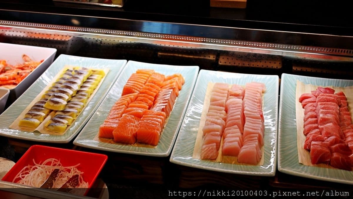 生魚片區雖然種類不多但都非常新鮮。（圖片來源：妮妮女王的美食旅遊親子後花園）