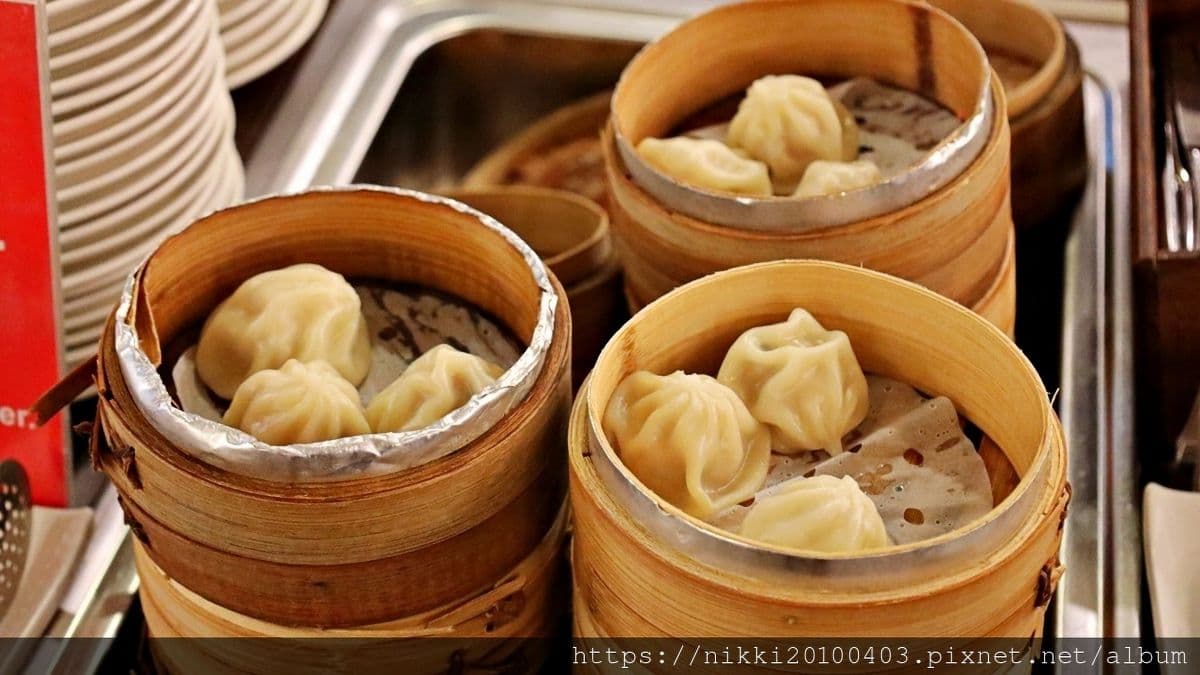 小籠包現點現蒸，大口吃就爆汁很推薦。（圖片來源：妮妮女王的美食旅遊親子後花園）