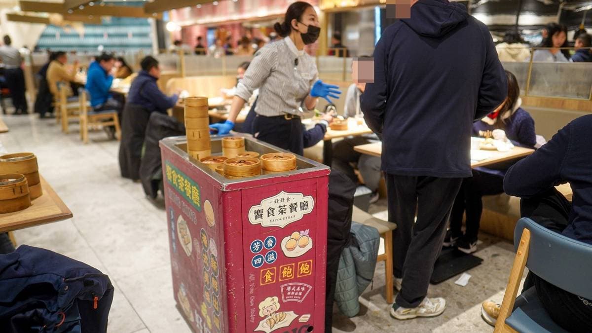 用餐過程中還有港式推車穿梭其間，很有氣氛。（圖片來源：涼子是也）
